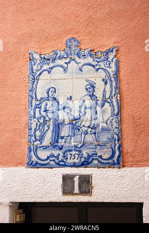 1757 panneau de tilework Azulejo à thème religieux (fuite en Egypte) au-dessus d'une porte à Alfama, Lisbonne, Portugal Banque D'Images