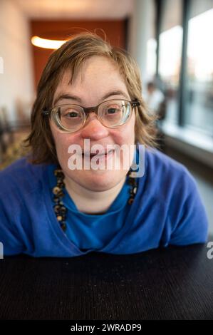 Portrait d'une femme heureuse atteinte du syndrome de Down, Tienen, Belgique. Autorisation du modèle Banque D'Images