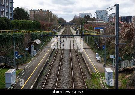 Evere, région de Bruxelles-capitale, Belgique, 2 mars 2024 - chemins de fer et quais de la gare locale de Bordet Banque D'Images