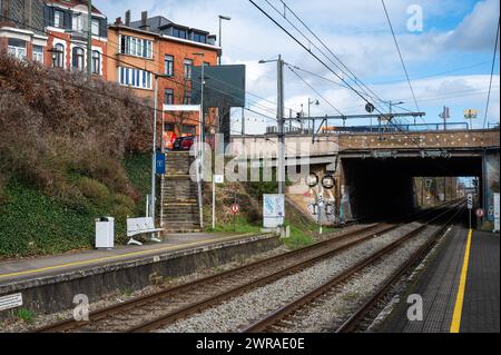 Evere, région de Bruxelles-capitale, Belgique, 2 mars 2024 - chemins de fer et quais de la gare locale de Bordet Banque D'Images