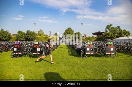 Blick in die Wechselzone. Ein Athlet geht zu seinem Rennrad um auf die 90 kilomètre lange Radstrecke zu gelangen.(Rapperswil-Jona, Schweiz, 19.06.2022 Banque D'Images