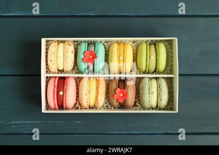 Pâtes multicolores dans une boîte en carton blanc debout sur un fond en bois bleu. Gros plan. Vue de dessus Banque D'Images