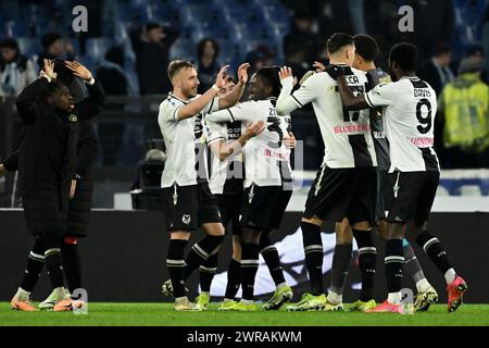 Rome, Italie. 11 mars 2024. Les joueurs udinais célèbrent à la fin de la Serie A match de football entre le SS Lazio et l'Udinese Calcio au stade Olimpico à Rome (Italie), le 11 mars 2024. Crédit : Insidefoto di andrea staccioli/Alamy Live News Banque D'Images