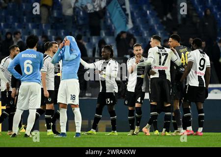 Rome, Italie. 11 mars 2024. Les joueurs udinais célèbrent à la fin de la Serie A match de football entre le SS Lazio et l'Udinese Calcio au stade Olimpico à Rome (Italie), le 11 mars 2024. Crédit : Insidefoto di andrea staccioli/Alamy Live News Banque D'Images