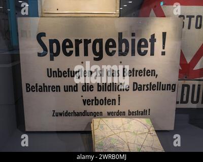 'Sperrgebiet!' (Zone restreinte) panneau d'avertissement exposé dans l'exposition permanente, Mémorial de Berlin-Hohenschönhausen, Berlin, Allemagne. Banque D'Images