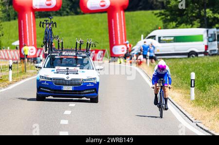 Die australische Radrennfahrerin Ruby Roseman-Gannon vom Team Jayco Alula kämpft sich, während dem Einzelzeitfahren der 2. Etappe der Tour de Suisse d Banque D'Images