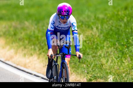 Die australische Radrennfahrerin Ruby Roseman-Gannon vom Team Jayco Alula kämpft sich, während dem Einzelzeitfahren der 2. Etappe der Tour de Suisse d Banque D'Images