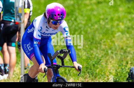 Die australische Radrennfahrerin Ruby Roseman-Gannon vom Team Jayco Alula kämpft sich, während dem Einzelzeitfahren der 2. Etappe der Tour de Suisse d Banque D'Images