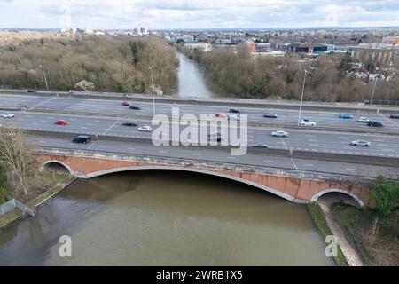 Le pont Runnymede a été construit dans les années 1960 et 1980 et agrandi dans les années 2000, transportant la M25 et l'A30 de l'autre côté de la Tamise Banque D'Images