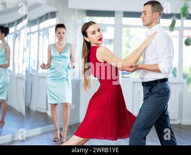 Couple en costumes de scène apprend la danse de valse pendant la leçon individuelle Banque D'Images