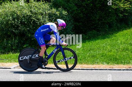 Die australische Radrennfahrerin Ruby Roseman-Gannon vom Team Jayco Alula kämpft sich, während dem Einzelzeitfahren der 2. Etappe der Tour de Suisse d Banque D'Images