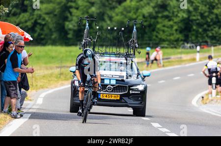 Der britische Radrennfahrer Sean Flynn vom Team DSM kämpft sich beim Einzelzeitfahren der 8. Etappe der Tour de Suisse den Anstieg Hoch. (Waldkirch, S. Banque D'Images