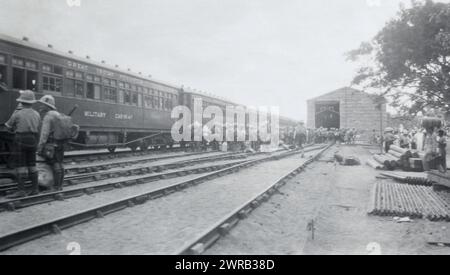 Soldats du 2e Bataillon Highland Light Infantry s'entraînant sur des wagons militaires du Great Indian Peninsula Railway en Inde britannique, vers 1925. Banque D'Images