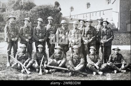 Un officier de l'armée britannique et des hommes en 1908 modèles de sangle et casques brodie avec leurs fusils Short Magazine Lee-Enfield et un pistolet Lewis, vers 1923. Banque D'Images