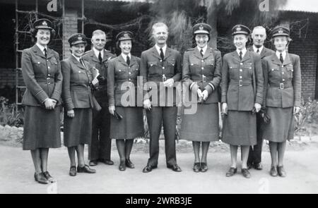 Le commandant de l'air Nancy Salmon avec des officiers de la Women's Royal Air Force et de la Royal Air Force c. début des années 1950 Banque D'Images