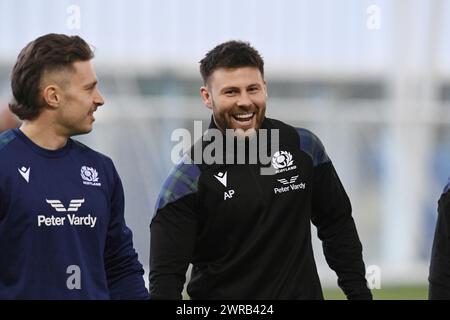 Oriam Sports Centre Edinburgh.Scotland.UK. 11 mars 24 L'accès à la session d'entraînement de l'équipe de rugby écossaise , pour le match à l'extérieur v Irlande Écosse Ally Price avec Kyle Rowe(l) Banque D'Images