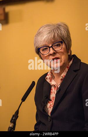 Salisbury, Wiltshire, Royaume-Uni, lundi 11 mai 2024. L’ancienne première ministre Theresa May en visite à Salisbury et à la Edward Heath Charitable Foundation. En tant que première ministre pendant trois ans et ministre de l’intérieur pendant six ans, Theresa May s’est confrontée à une série de problèmes dans lesquels l’abus de pouvoir a conduit à des résultats dévastateurs pour les individus et a considérablement endommagé la réputation et la confiance dans les institutions publiques et les politiciens. S'exprimant à Salisbury Guildhall, Banque D'Images