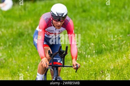 Der Italienische Radrennfahrer Filippo Baroncini vom Team Trek - Segafredo kämpft sich, während dem Einzelzeitfahren der 8. Etappe der Tour de Suisse, Banque D'Images