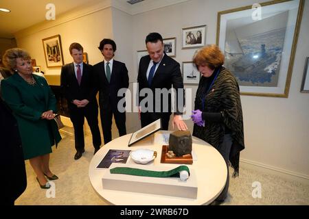 Taoiseach Leo Varadkar, touche un morceau de la chaussée des géants, qui a été donné au président John F. Kennedy par le maire de Galway, Patrick Ryan lors de la visite d'État de Kennedy en Irlande en juin 1963, alors qu'il arrive à la bibliothèque du président John F. Kennedy, avant de prononcer un discours liminaire sur la vie et l'héritage du président Kennedy et sur la façon dont son héritage continue d'avoir des leçons pour les défis mondiaux d'aujourd'hui, à Boston, Massachusetts, États-Unis, lors de la visite du Taoiseach aux États-Unis pour la Saint-Patrick. Date de la photo : lundi 11 mars 2024. Banque D'Images