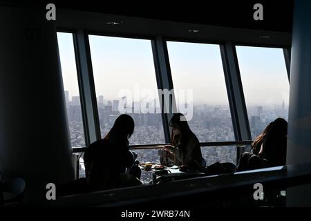 Tokyo Skytree Cafe (étage 340 tembo Deck) – Sumida City, Tokyo, Japon – 27 février 2024 Banque D'Images