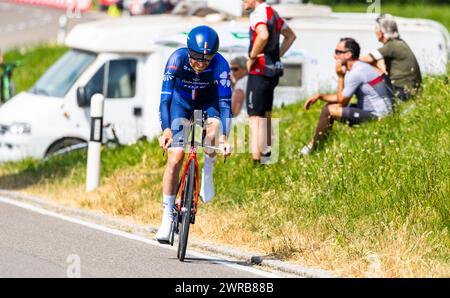 Der Französische Radrennfahrer Quentin Pacher vom Team Groupama - FDJ kämpft sich, während dem Einzelzeitfahren der 8. Etappe der Tour de Suisse, den Banque D'Images