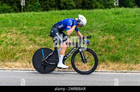 Der dänische Radrennfahrer Soren Kragh Andersen vom Team Alpecin-Deceuninck kämpft sich, während dem Einzelzeitfahren der 8. Etappe der Tour de Suisse Banque D'Images