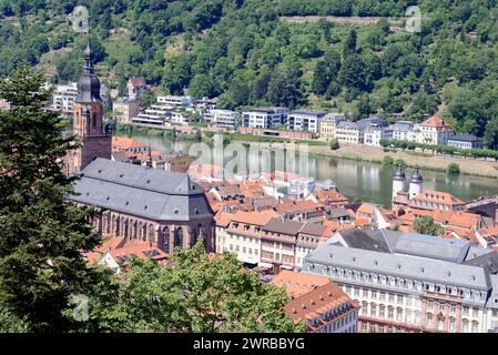 Vue aérienne d'une ville sur la rivière (Neckar), avec des bâtiments historiques et un pont, Heidelberg, Bade-Wuertemberg, Allemagne Banque D'Images