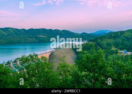 Vue panoramique d'un barrage sur un lac entouré de montagnes au crépuscule, en Corée du Sud Banque D'Images