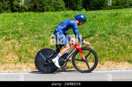 Der Französische Radrennfahrer Quentin Pacher vom Team Groupama - FDJ kämpft sich, während dem Einzelzeitfahren der 8. Etappe der Tour de Suisse, den Banque D'Images