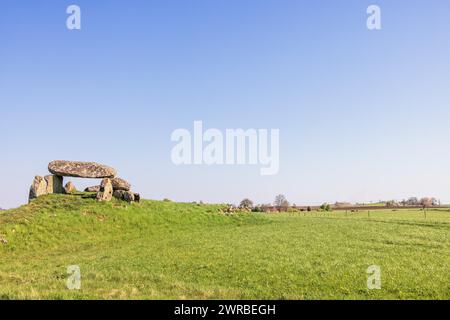 Ancien passage grave frome âge néolithique sur une colline dans la campagne, Luttra, Falkoeping, Suède Banque D'Images