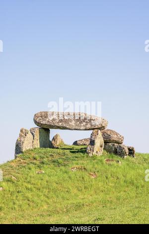 Ancien passage grave frome âge néolithique sur une colline, Luttra, Falkoeping, Suède Banque D'Images