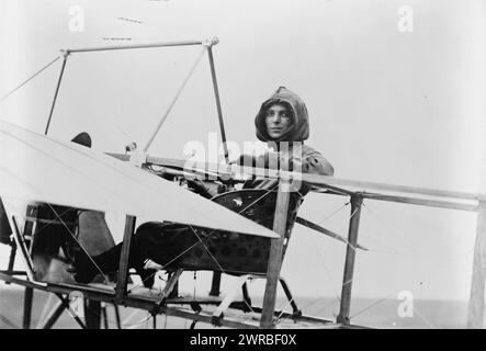 Harriet Quimby dans le cockpit d'avion, 1911., Quimby, Harriet, 1875-1912, tirages photographiques, 1910-1920., photographies de portrait, 1910-1920, tirages photographiques, 1910-1920, 1 tirage photographique Banque D'Images