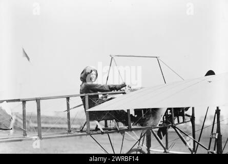 Harriet Quimby dans le cockpit d'avion, 1911., Quimby, Harriet, 1875-1912, tirages photographiques, 1910-1920., photographies de portrait, 1910-1920, tirages photographiques, 1910-1920, 1 tirage photographique Banque D'Images