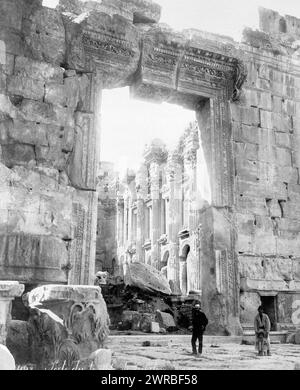 Ruines du temple, Baalbek, Liban, Bonfils, Félix, 1831-1885, photographe, entre 1870 et 1885, temples, Liban, BaLabakk, 1870-1890, tirages photographiques, 1870-1890., tirages photographiques, 1870-1890, 1 tirage photographique Banque D'Images