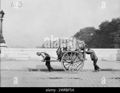 Paris, France, CA. 1920, photo montre un homme âgé tirant et un jeune homme poussant un grand chariot à deux roues chargé de chiffons dans une rue pavée de Paris, France., charpentier, Frank G. (Frank George), 1855-1924, collectionneur, CA. 1920, Ragpicking, France, Paris, 1920, tirages photographiques, 1920., tirages photographiques, 1920, 1 tirage photographique Banque D'Images