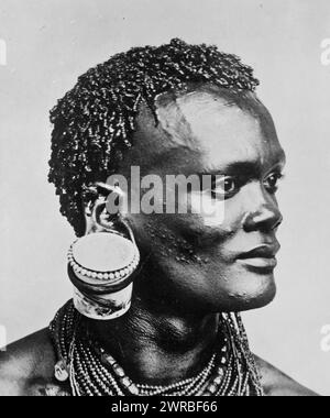 Portrait de buste d'homme africain avec pot de confiture suspendu à son oreille, Kenya, charpentier, Frank G. (Frank George), 1855-1924, collectionneur, entre 1880 et 1923, hommes, Kenya, 1880-1930, tirages photographiques, 1880-1930., Portrait Photographs, 1880-1930, tirages photographiques, 1880-1930, 1 tirage photographique Banque D'Images