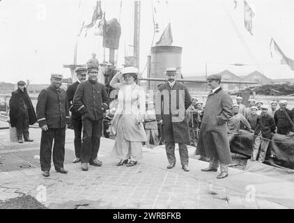 Louis Blériot avec sa femme de retour à Calais, France, avec bateau derrière eux, entre 1909 et 1910, Blériot, Louis, 1872-1936, famille, portraits de groupe, 1900-1910., Portraits de groupe, 1900-1910, photographies de portrait, 1900-1930, 1 tirage photographique Banque D'Images