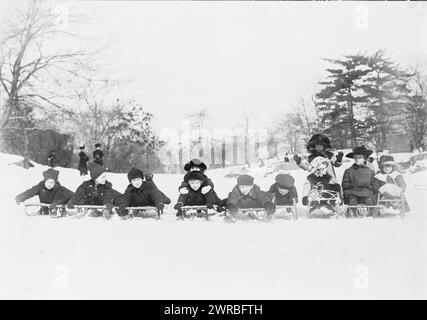 Les enfants en traîneau à Central Park, New York City, CA. 1915, traîneaux et traîneaux, New York (État), New York, 1910-1920, portraits de groupe, 1910-1920., Portraits de groupe, 1910-1920, photographies de portrait, 1910-1920, 1 tirage photographique Banque D'Images