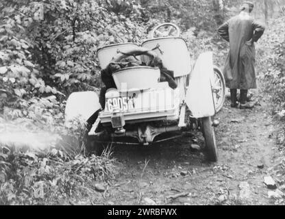 Automobile coincée dans un fossé sur la route à New York, 1909, automobiles, New York (État), 1900-1910, tirages photographiques, 1900-1910., tirages photographiques, 1900-1910, 1 tirage photographique Banque D'Images