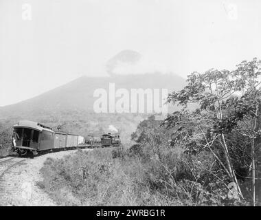 Chemin de fer central et volcan de Agua, Guatemala, train sur rails, volcan en arrière-plan., entre CA. 1890 et 1923, volcans, Guatemala, 1880-1930, tirages photographiques, 1880-1930., tirages photographiques, 1880-1930, 1 tirage photographique Banque D'Images