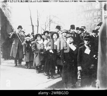 Enfants de Lawrence, grévistes de New York, grévistes de Lawrence, Massachusetts, avec des enfants, à New York, 1912 février 19., 1912 février 19., enfants, New York (État), New York, 1910-1920, tirages photographiques, 1910-1920., tirages photographiques, 1910-1920, 1 tirage photographique Banque D'Images