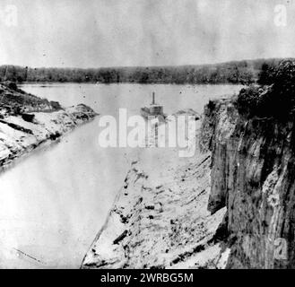 Dutch Gap canal ... Avril 1865, bateau sur canal, falaises en premier plan., photographié en 1865, imprimé plus tard, canaux, Virginie, James River, 1860-1870, tirages photographiques, 1860-1910., tirages photographiques, 1860-1910, 1 tirage photographique Banque D'Images