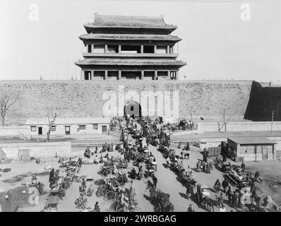 Porte Hata-men, Pékin, province de Hopeh, Chine, scène de rue animée devant la porte Hata-men, Pékin, Chine., entre env. 1890 et 1923, Walls, Chine, Pékin, 1880-1930, tirages photographiques, 1880-1930., tirages photographiques, 1880-1930, 1 tirage photographique Banque D'Images