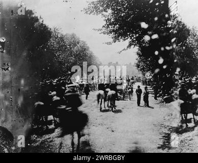 Soldats(?) Dans des wagons et montés sur des chevaux pendant la 'grande revue' de l'armée de l'Union, Washington, DC, photographié en 1865, imprimé en 1905, United States., Army, rites & Ceremonies, Washington (D.C.), 1860-1870, tirages photographiques, 1900-1910., tirages photographiques, 1900-1910, 1 tirage photographique Banque D'Images