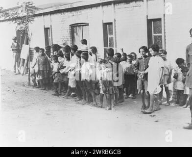 Enfants réfugiés grecs et arméniens dans des casernes près d'Athènes, la Grèce a accueilli 1 000 000 réfugiés, soit un par famille du pays, des enfants réfugiés grecs et arméniens d'Anatolie debout devant un bâtiment d'un étage., 1923., Guerre gréco-turque, 1921-1922, réfugiés, Grèce, tirages photographiques, 1920-1930., tirages photographiques, 1920-1930, 1 tirage photographique Banque D'Images