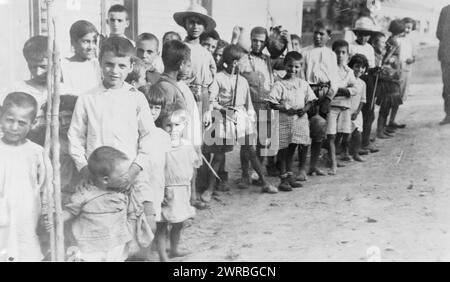 Enfants réfugiés grecs et arméniens d'Anatolie debout devant un bâtiment d'un étage, près d'Athènes, Grèce, 1923., Grecs, enfants, Grèce, 1920-1930, tirages photographiques, 1920-1930., tirages photographiques, 1920-1930, 1 tirage photographique Banque D'Images