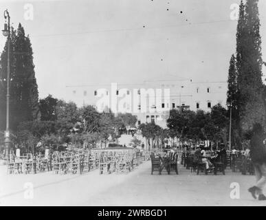 Le vieux palais d'Athènes, maintenant le siège de la Commission de secours du proche-Orient qui s'occupe ici d'un millier d'orphelins, bâtiment avec des tables et des chaises installées en face., Carpenter, Frank G. (Frank George), 1855-1924, photographe., 1923., secours du proche-Orient (Organisation), bâtiments, Grèce, Athènes, 1920-1930, tirages photographiques, 1920-1930., tirages argentés gélatineux, 1920-1930, 1 tirage photographique Banque D'Images