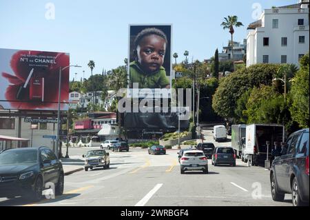 Panneaux d'affichage sur le Sunset Strip, y compris la publicité iPhone, Los Angeles, Californie, États-Unis Banque D'Images