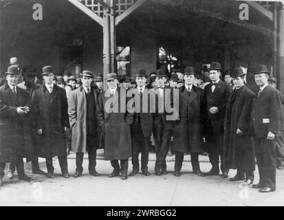 Detroit Baseball Club partant pour le siège d'entraînement à San Antonio, Texas, photo montre, de gauche à droite, Harry Tuthill, « Bumpus » Jones, Matty McIntyre, Henry Beckendorff, Davy Jones, Ed Killian, Sam Crawford, Ed Summers, George Winter et Hugh Jennings., CA. 1908, Detroit Tigers (équipe de baseball), People, 1900-1910, Portraits de groupe, 1900-1910., portraits de groupe, 1900-1910, photographies de portrait, 1900-1910, 1 tirage photographique Banque D'Images