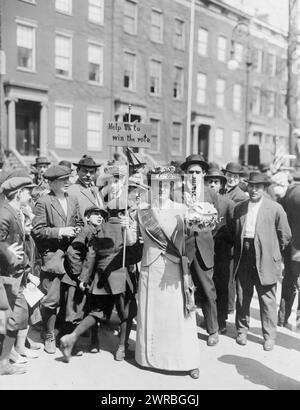 MRS Suffern avec une bannière faite maison dans le défilé, la photographie montre MRS Suffern portant une ceinture et portant une pancarte qui dit «Aidez-nous à gagner le vote», entouré d'une foule d'hommes et de garçons., 1914., suffrage féminin, 1910-1920, tirages photographiques, 1910-1920., tirages photographiques, 1910-1920, 1 tirage photographique Banque D'Images